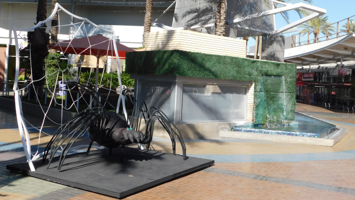 Spider display at the Tempe Marketplace